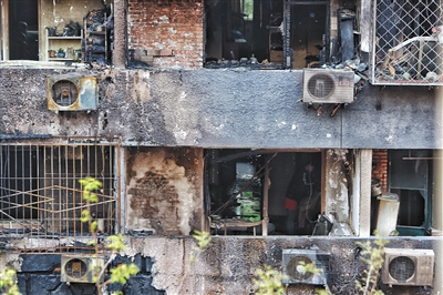 爆燃后的居民樓現(xiàn)場(chǎng)。